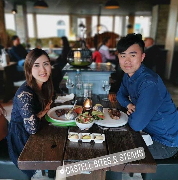 右方為廖嘉杰，左方為其女友 Mandy Ho