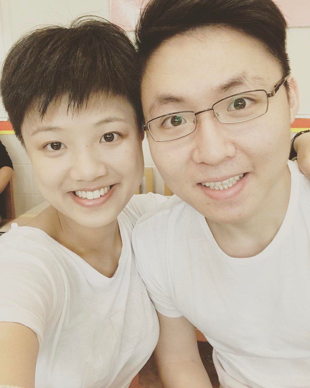 右邊係唐振雄，左邊係佢女友