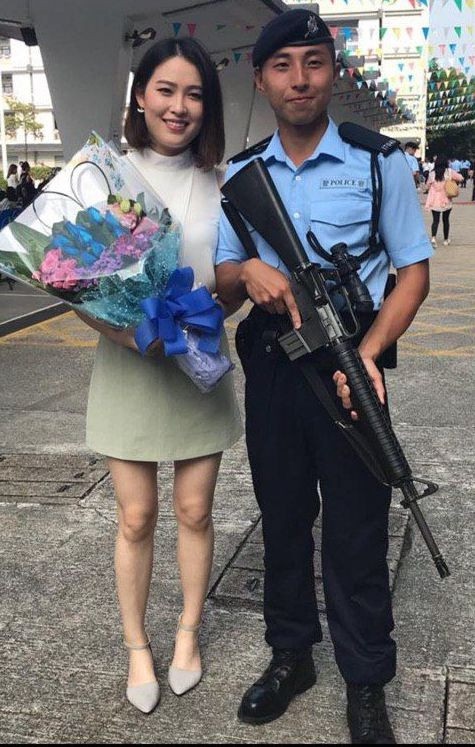 右邊係佘裕城，左邊係佢女朋友