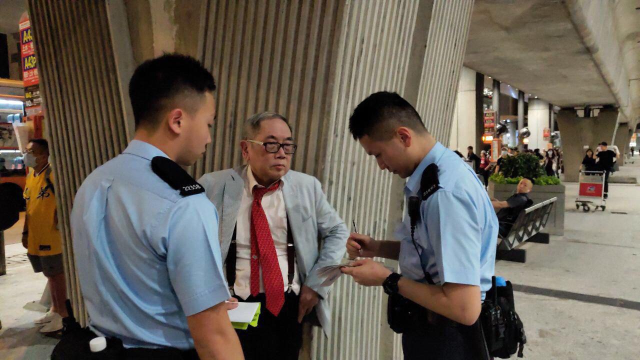 兩名警察中間者