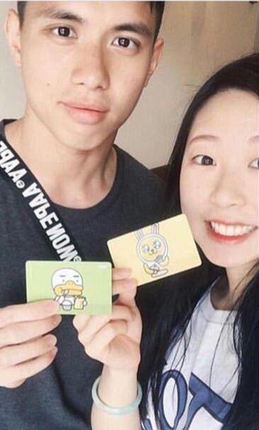 右為其女友余悅