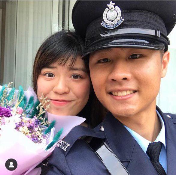 身穿香港警察服裝者為梁兆龍